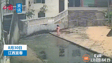 “救命啊，我弟弟落水啦！”江西宜春，姐弟两个在水塘边玩耍时，幼小的弟弟不懂危险，