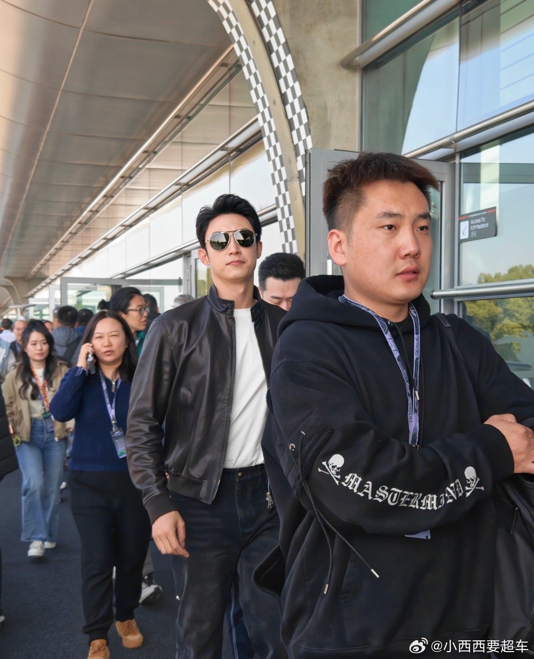 分享一组，F1第一天的黄景瑜🐳就是硬帅 明天，关晓彤会来