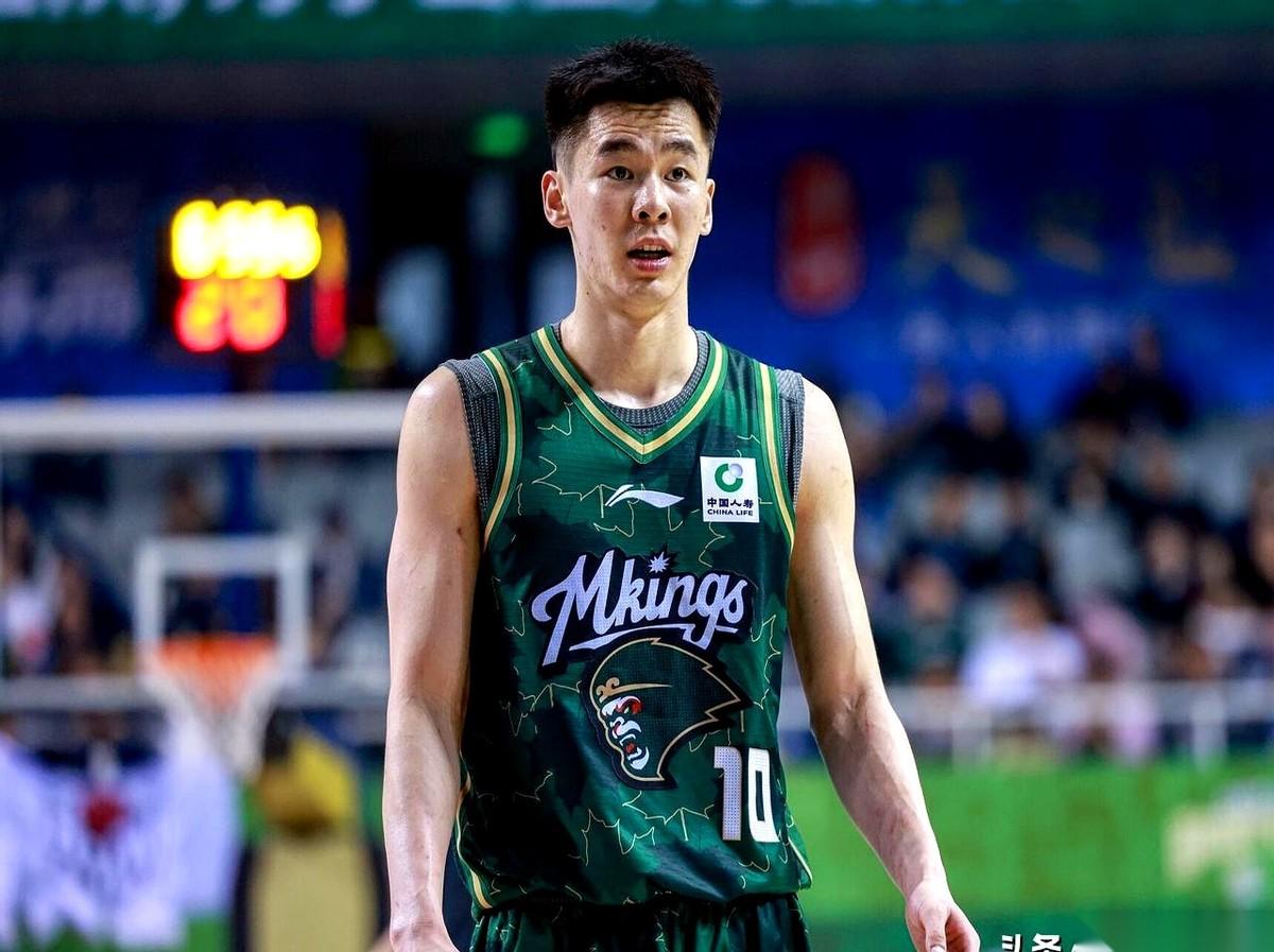 场均20分，国内得分王，甚至拿到敲门砖要去打NBA夏季联赛了。
结果呢？连国家队