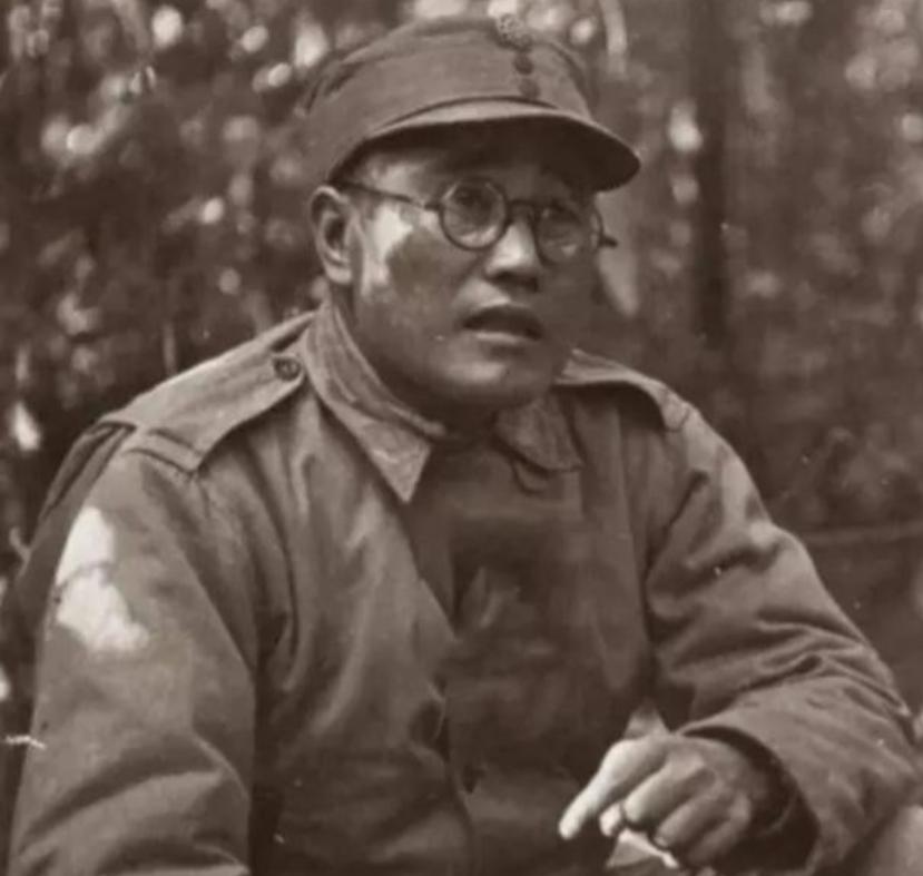 1948年10月20日夜，黑山城外炮声一阵紧似一阵，廖耀湘弯腰凑近手电筒的光看地