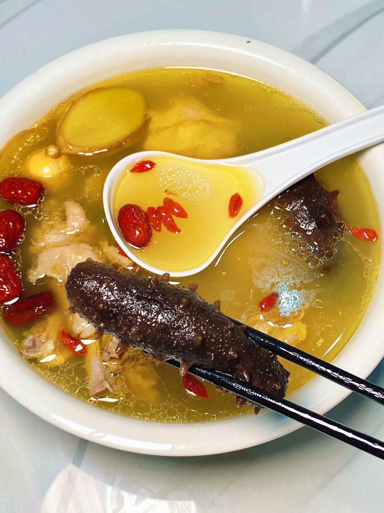 鸡肉搭配海参一起煲汤，鲜美的很，秋冬滋补必备的一道菜
