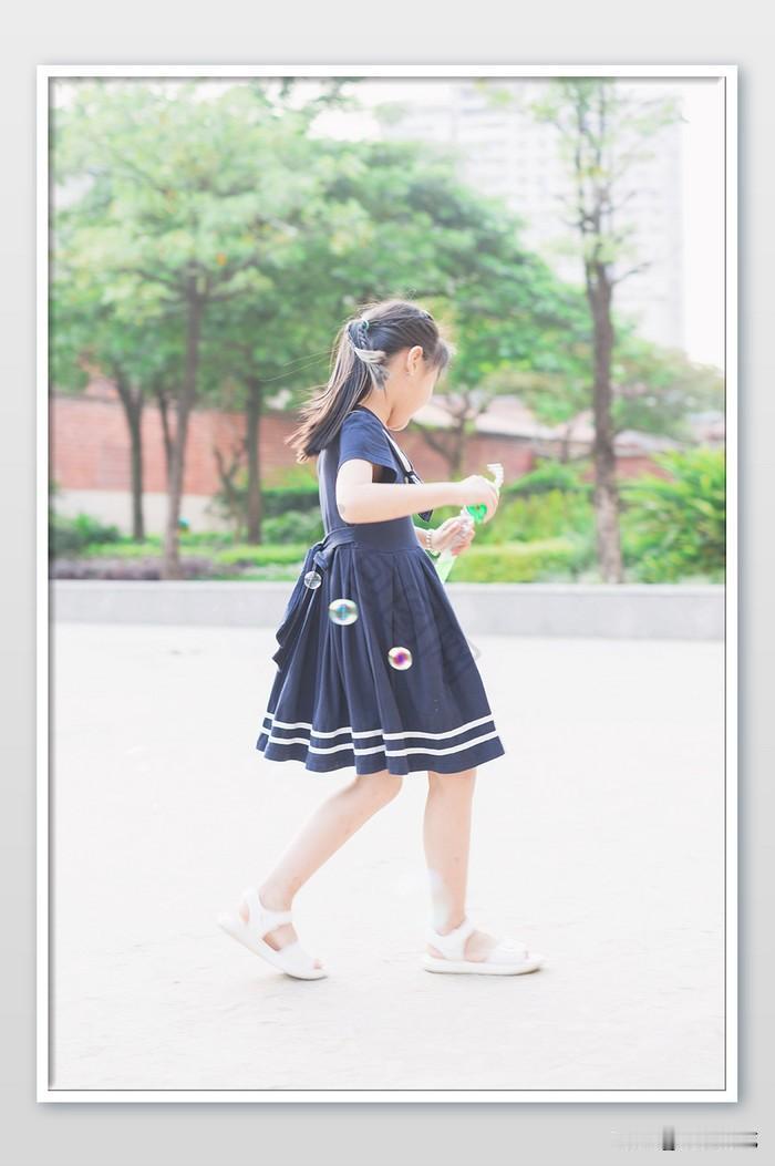 原来
一个人的世界才是最好的。
我不喜欢凑热闹，
更不喜欢和别人一起聊八卦的话题