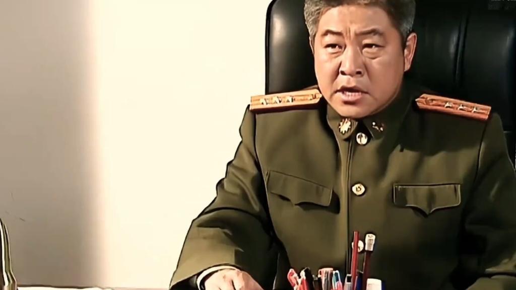 很多人都在问：《士兵突击》里的王团长后来到底去哪了？
许三多后来再回702团，只