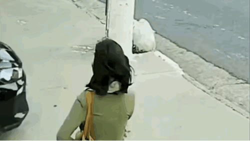 大姐脾气好爆啊，敢跟汽车叫板的女人～