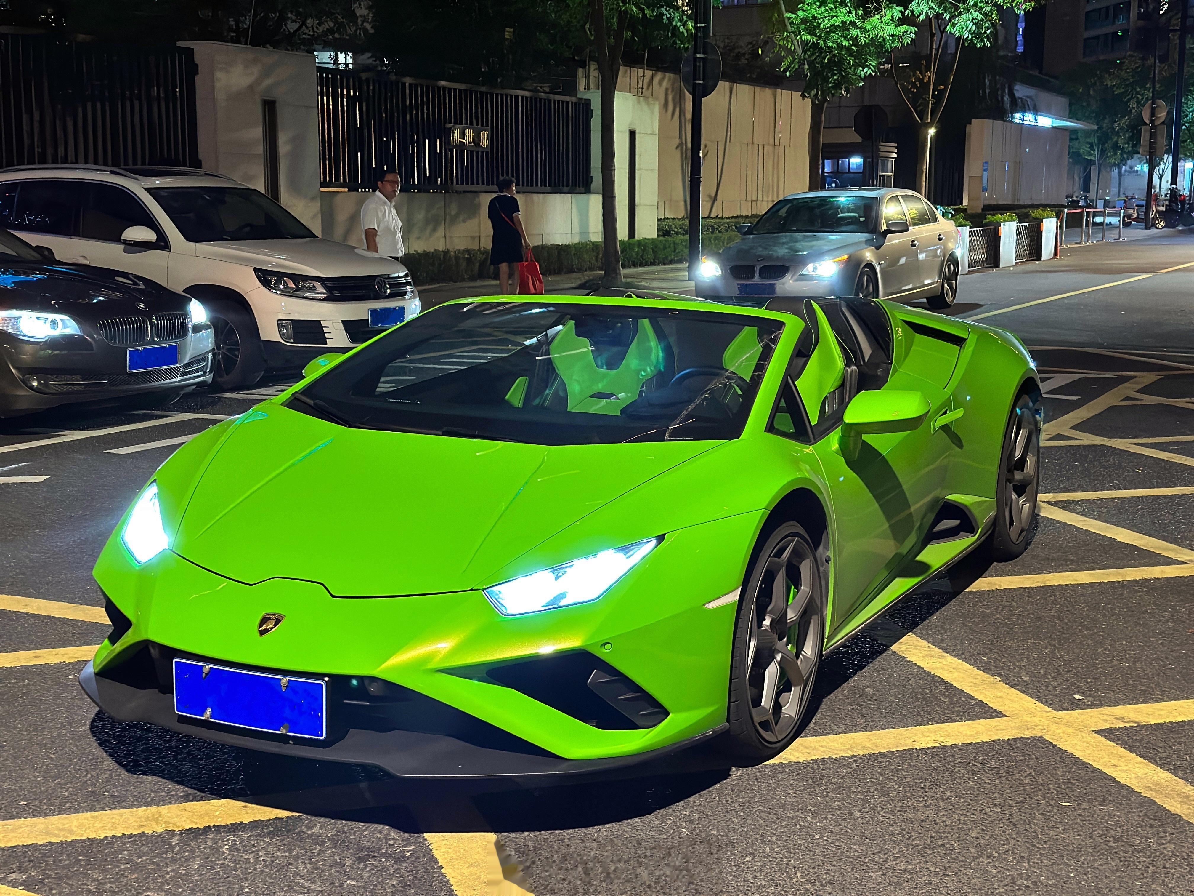 绿色敞篷小牛牛，回头率拉满[舔屏][舔屏]兰博基尼 Huracan EVO RW