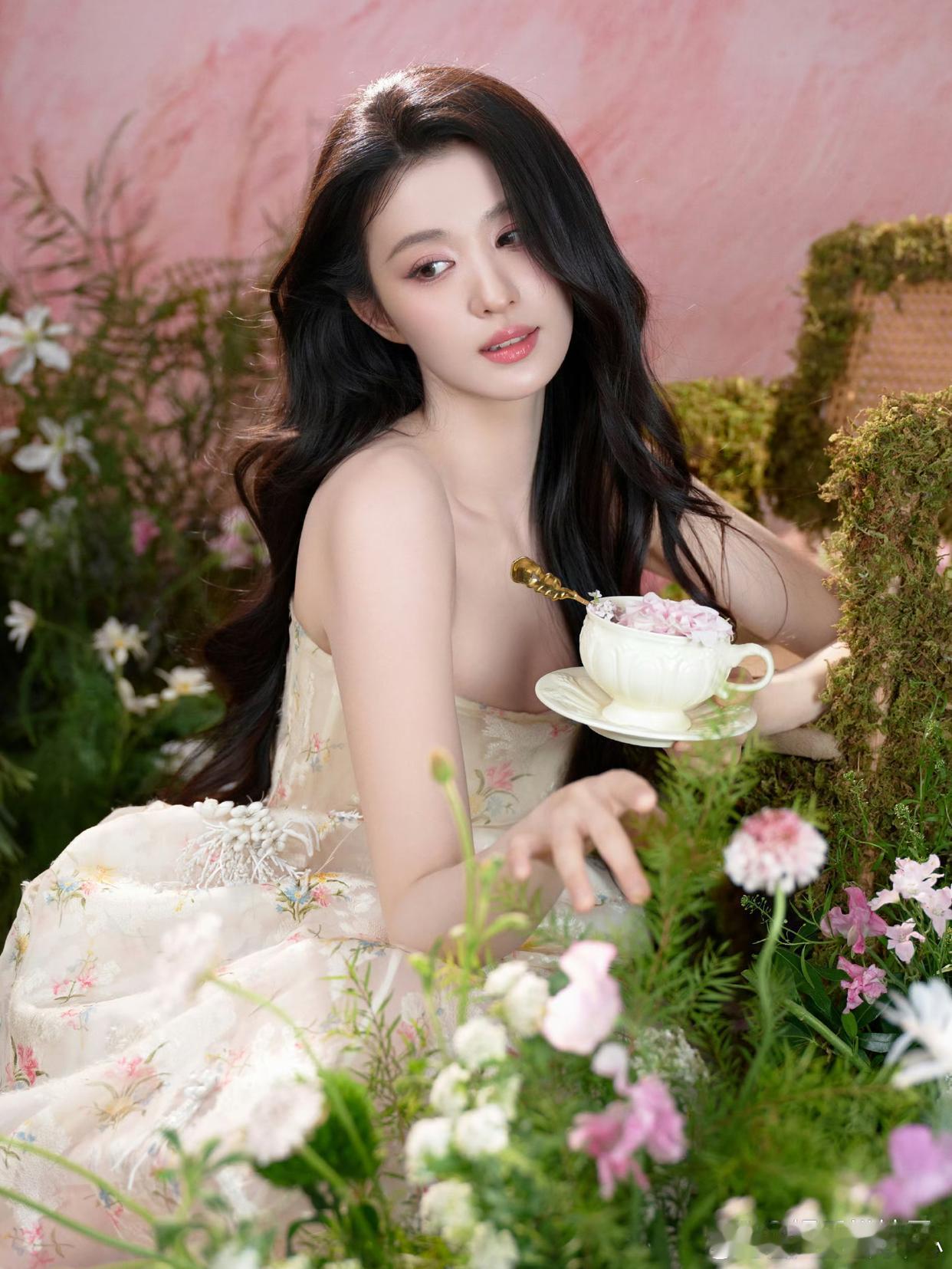 1.黄晓明买完带孩子的热搜后，Angelababy紧随其后也买了一条。小海绵已经