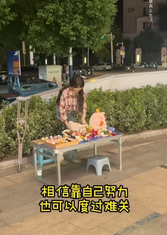 12月23日报道，“看哭了！”2021 年，女孩癌症晚期，被父母嫌弃是累赘，与她