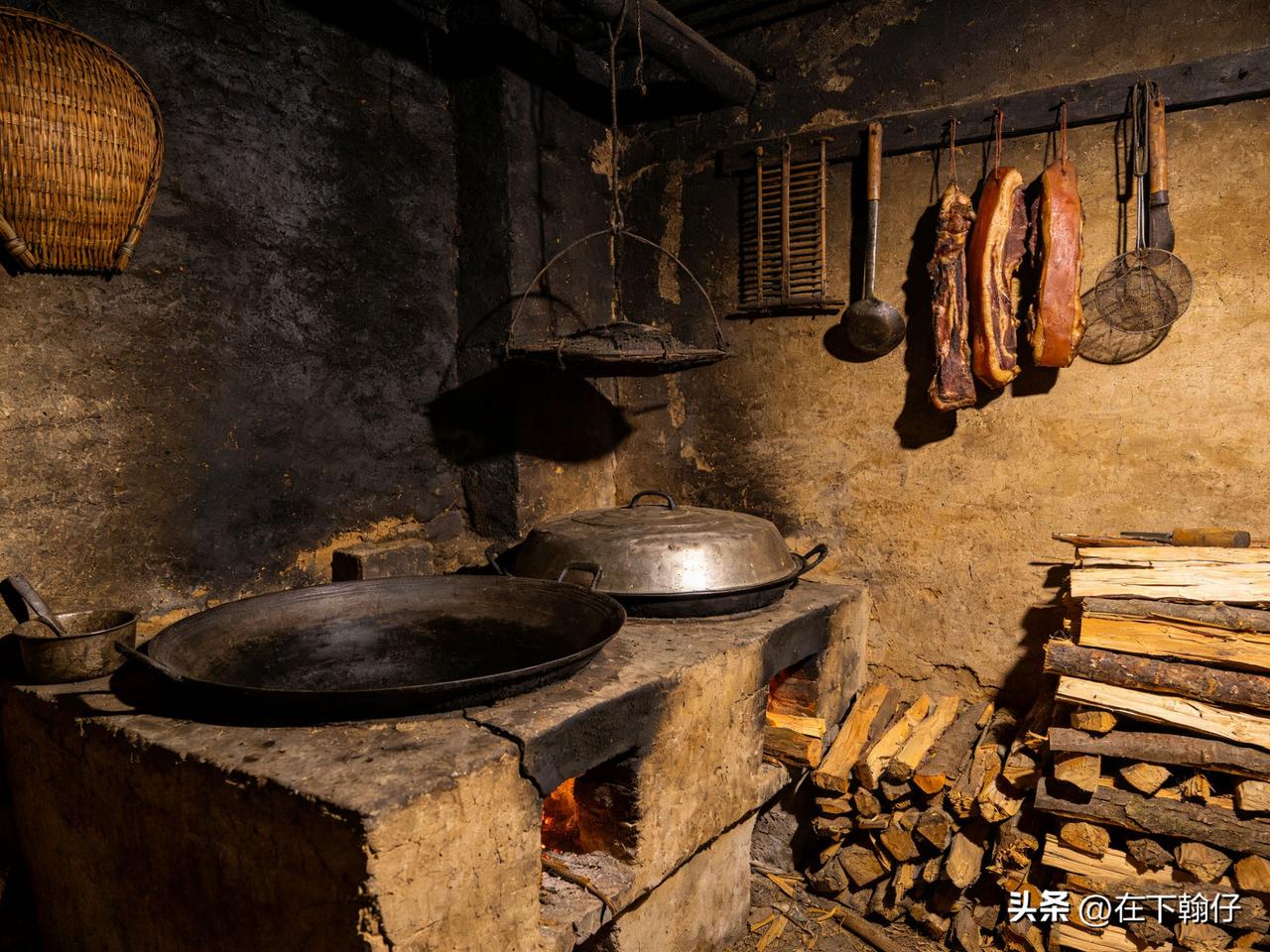 "厨房"用你家方言怎么说?
       四川广元话里“厨房”常说灶屋，很形象，