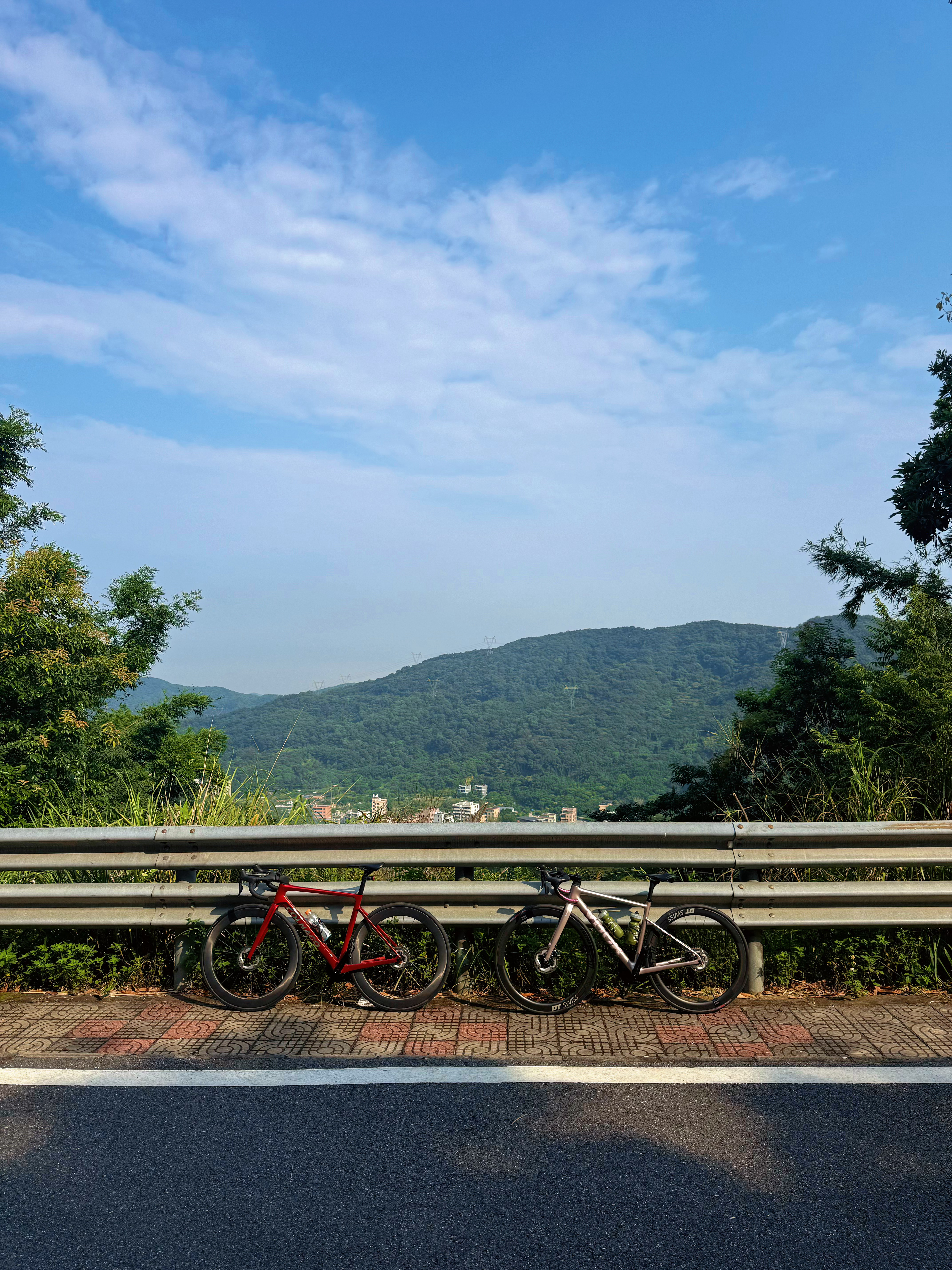 早起的、不用坐班的人已经骑完一圈帽峰山了，你们打上卡了吗呀吼，美好的一天～ 