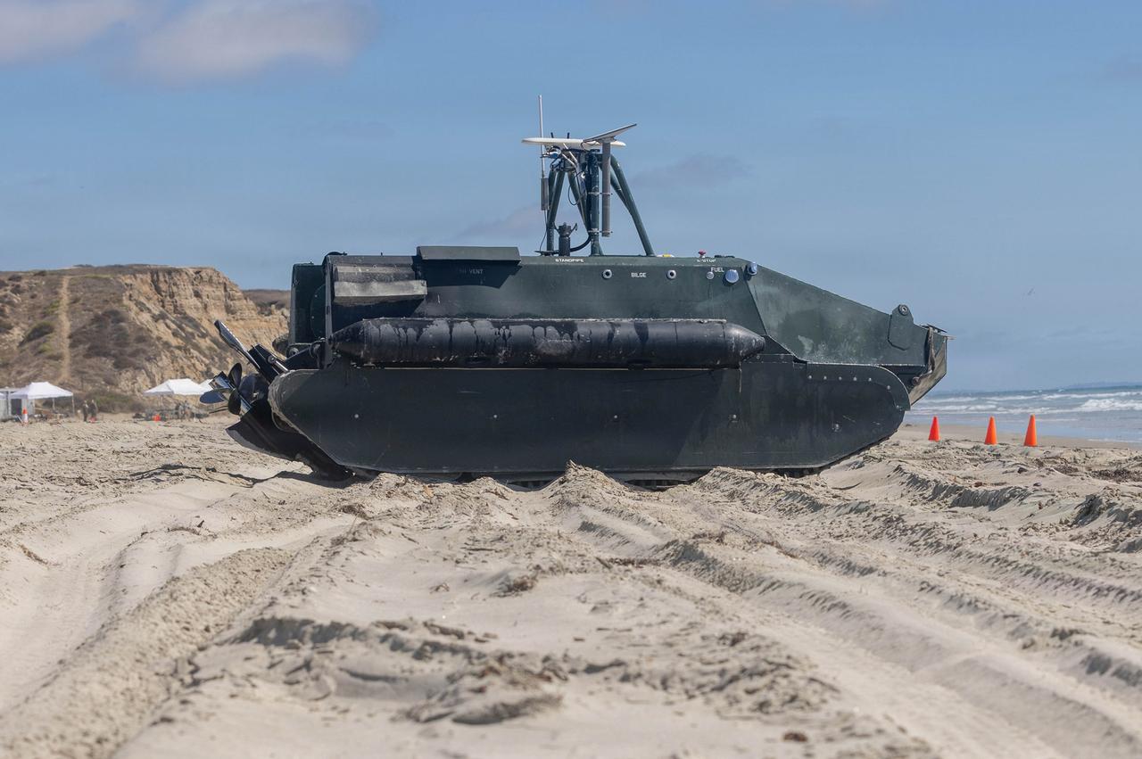 美国海军陆战队测试新型无人两栖登陆艇，扩展岛链与沿海无人作战能力

据国防博客网