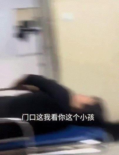 安徽一女子出门被车撞伤，老公陪她去医院检查。没想到，刚走进医院，男子就发现旁边板