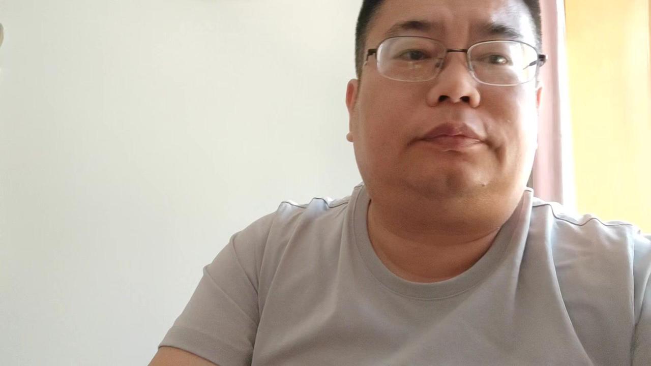 🍇春红葡萄各阶段施肥攻略来啦，减少涩感超实用！
1️⃣秋基肥：熟腐农家肥搭配平