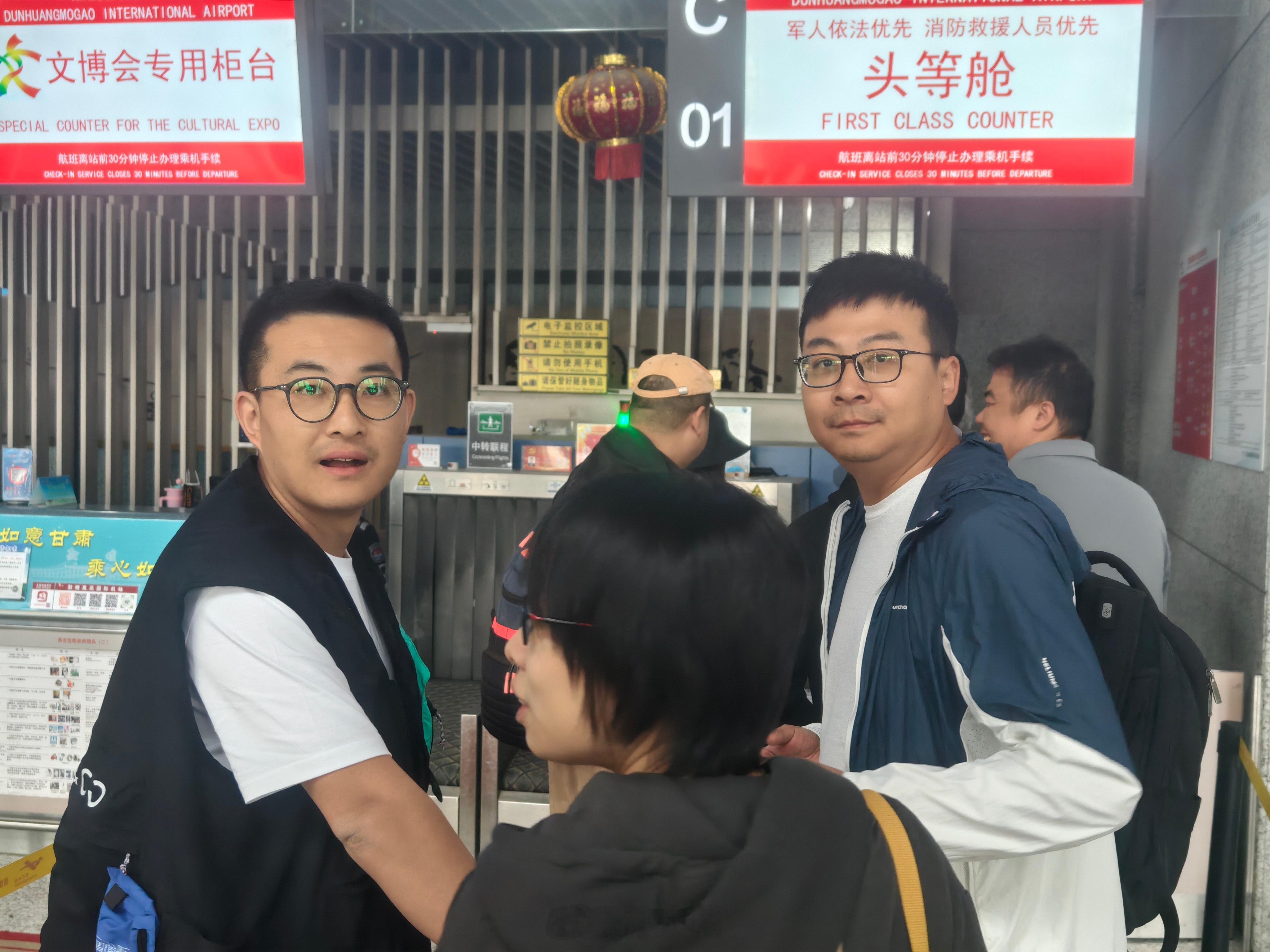 敦煌机场，因为媒体老师们的扎堆到来，导致白金卡、金卡用户猛增。头等舱值机柜台比普