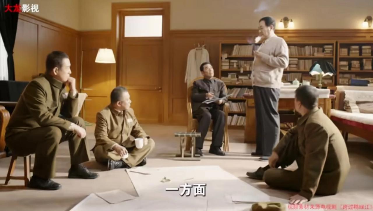 第一张图展现的是抗美援朝期间，志愿军副司令员邓华回国向毛主席汇报朝鲜战场情况的场