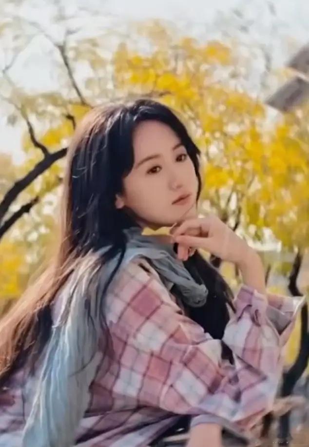 袁冰妍应该也是能回内娱的未来发展不好说，但是已经开始有拍摄活动了，她手里还有一部