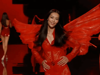 刘雯第二套 刘雯维密大秀第二套LOOK！两套不一样的风格，都好美[色]大表姐表现