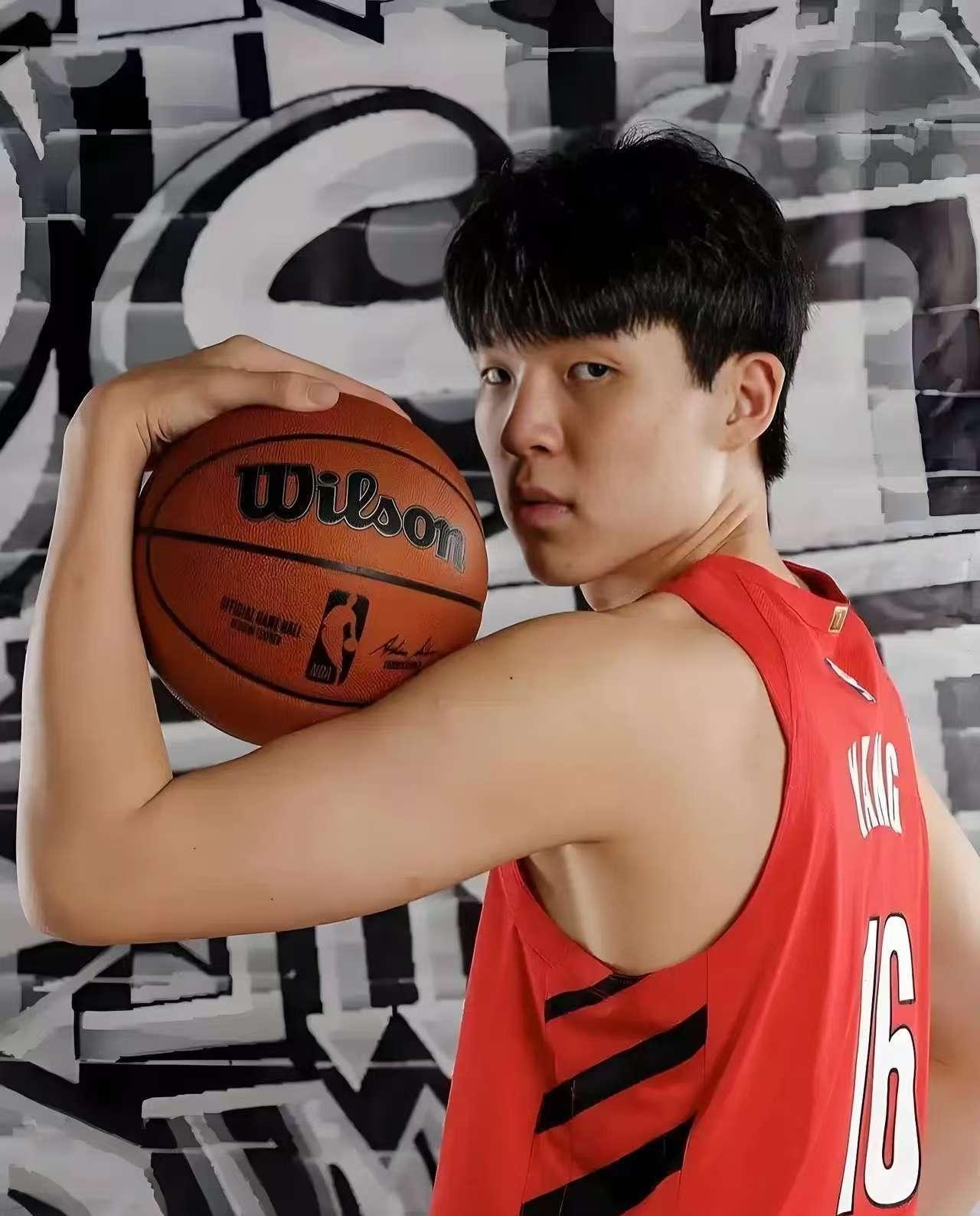 开拓者赢球靠的不是首发巨星。
是替补席站出来的无名英雄。
阿芙迪亚砍下29+9+