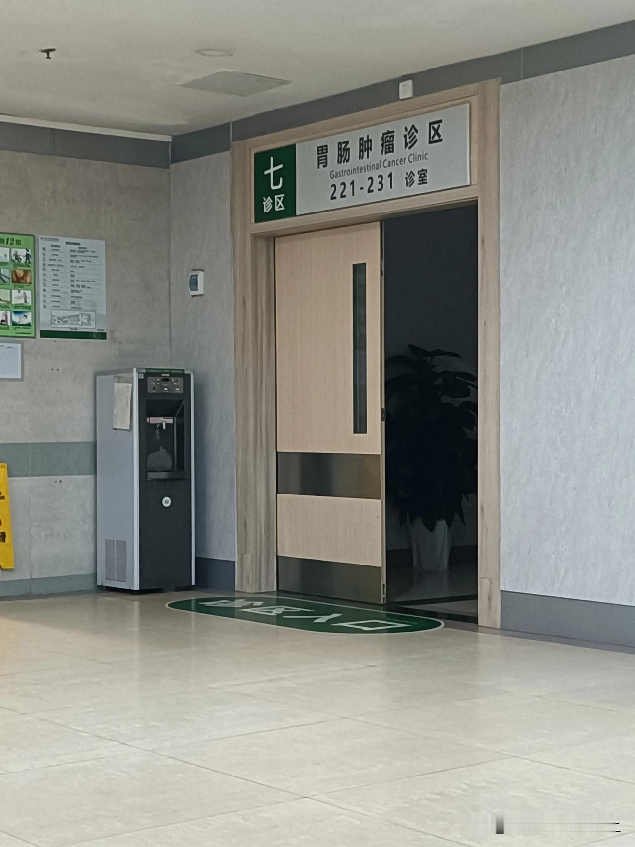 挂一个号500 元，半个月都没抢到号，5 点赶到医院排队加号，还不一定能加上。资
