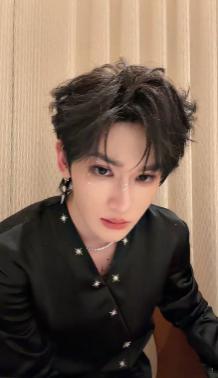 余宇涵直播 安安静静陪着大家聊天，不吵不闹状态舒服，干净又温柔，好到让人说不出别