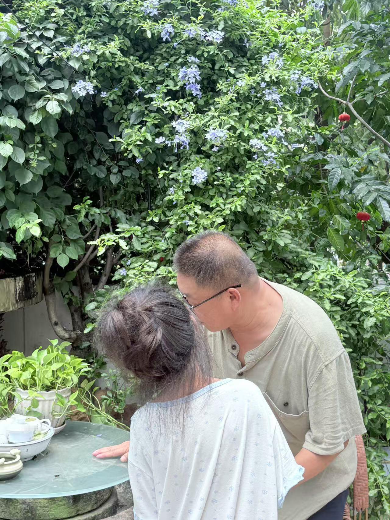在夏季，隔辈亲的快乐，像一杯温开水，淡淡的，每一个细微的动作，每一句轻声的话言，