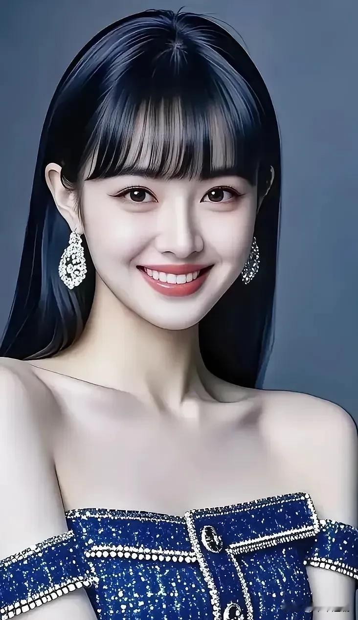 牛仔抹胸缀着碎钻的光，亮钻耳饰衬出笑颜的甜，灵动与精致在这一刻相融。
牛仔蕾丝风