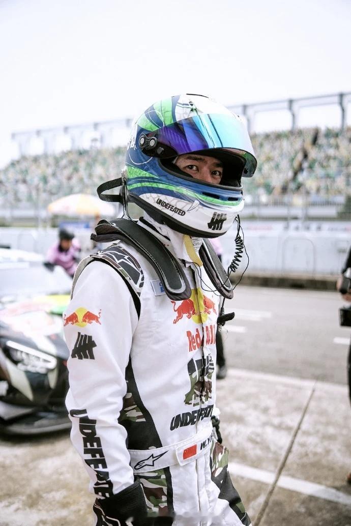 王一博China GT3珠海站排位赛再次刷新个人最快圈速1.37.133很快大v