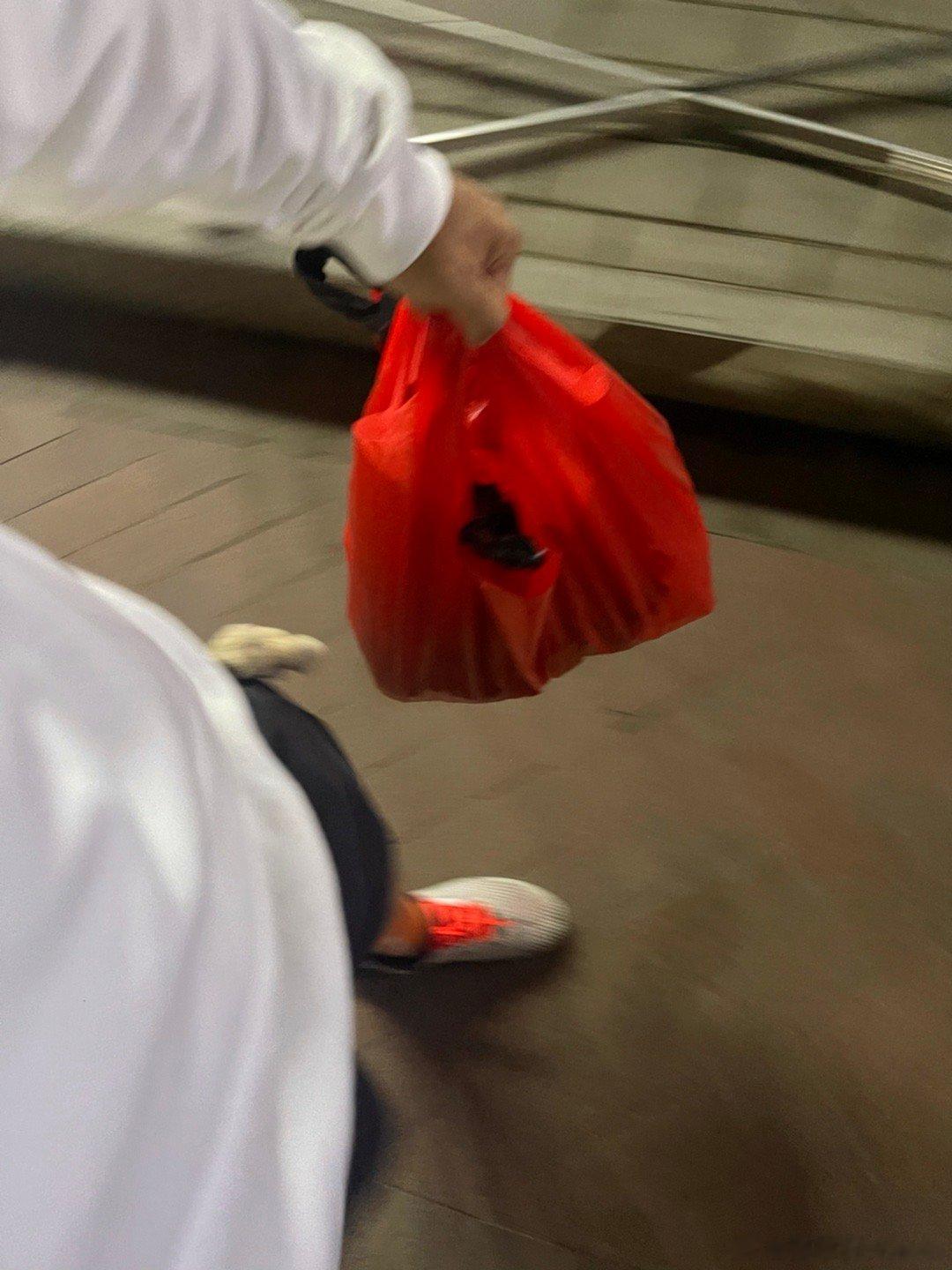 搞了10斤海鲜后，发现锅弄小了...[允悲]  ​​​