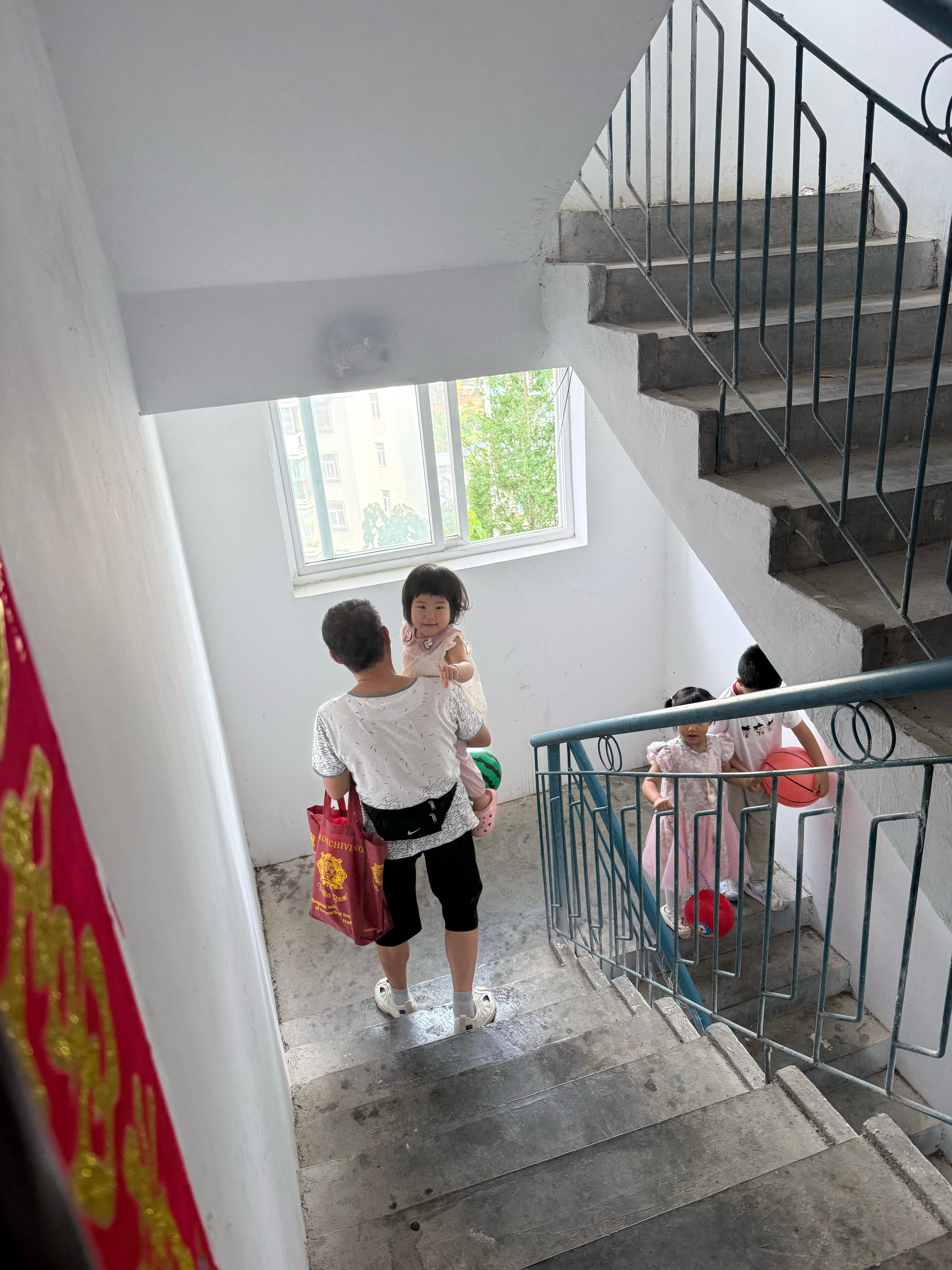 姥爷带出去玩了，我爽了哈哈哈哈。看见小念就是找抱