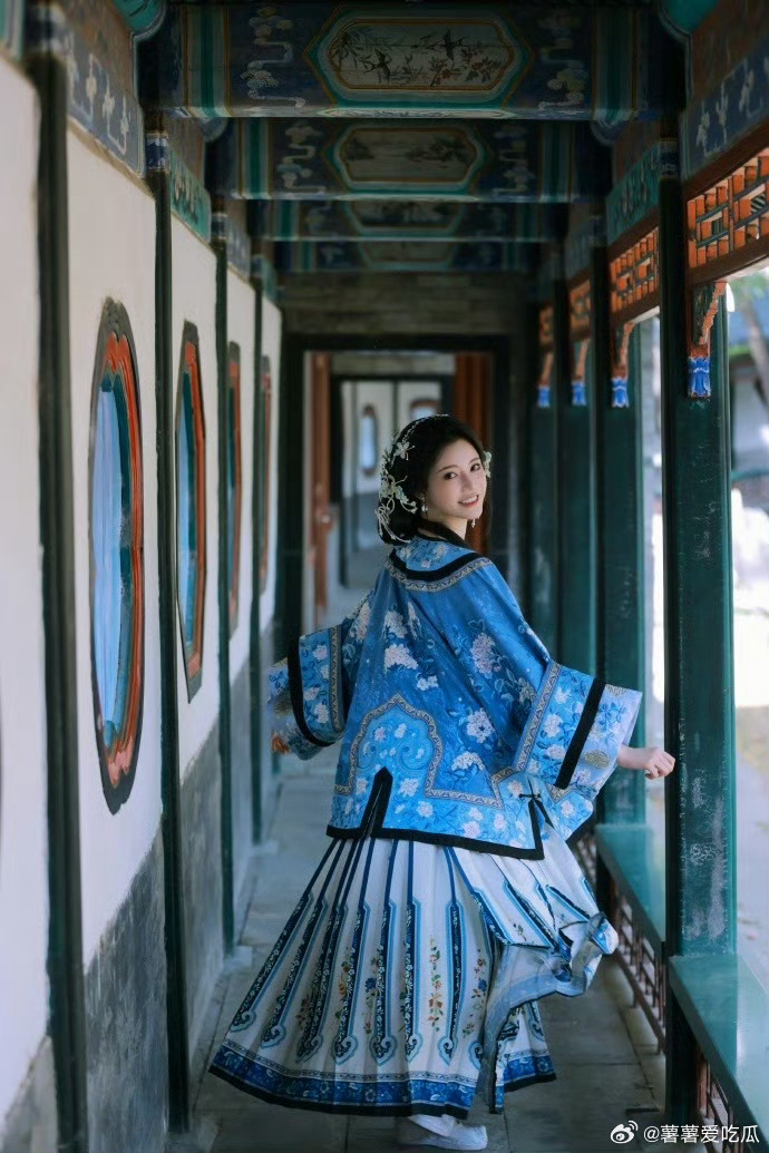 孙珍妮是青花瓷成精了美女生日快乐哇！！这组照片真的太美了 ​​​