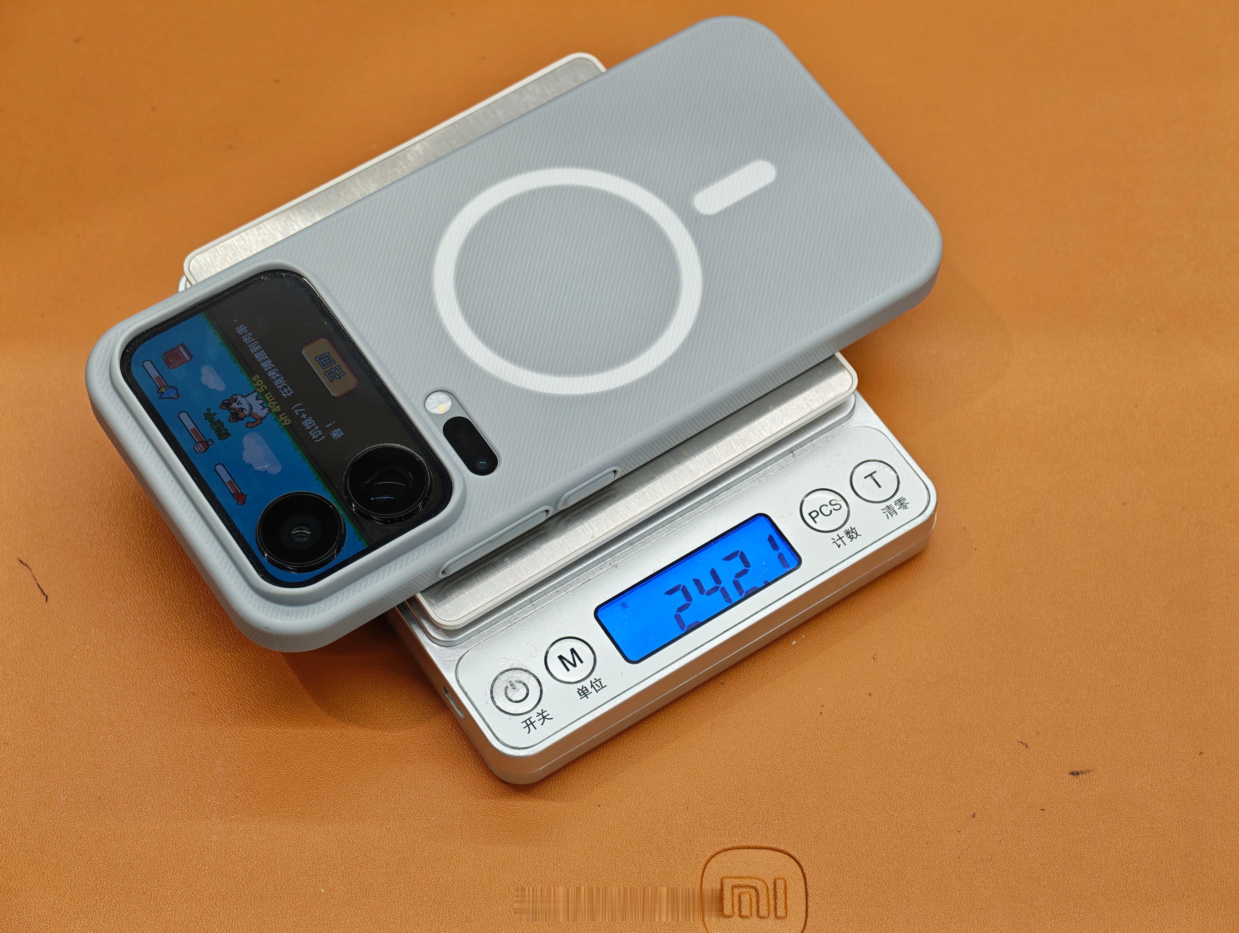 手机厂商费尽精力把手机做轻薄，敌不上用户贴膜戴套，你看，同款小米17 Pro M