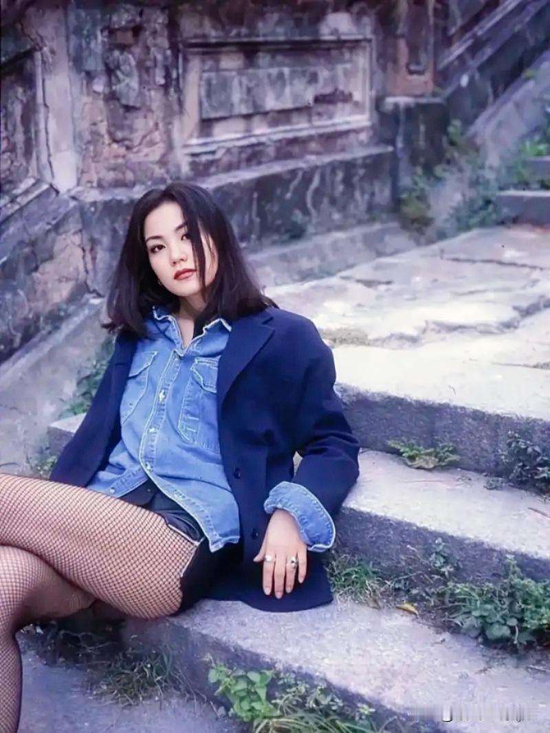 王菲年轻的时候太美了，那个年代她也很潮流呀！穿的这身衣服现在也不过时，还很时髦！