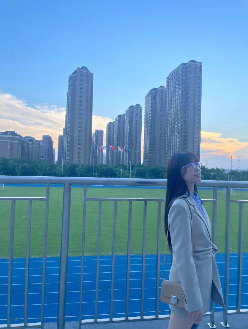 普普通通的小美女^_^ 
