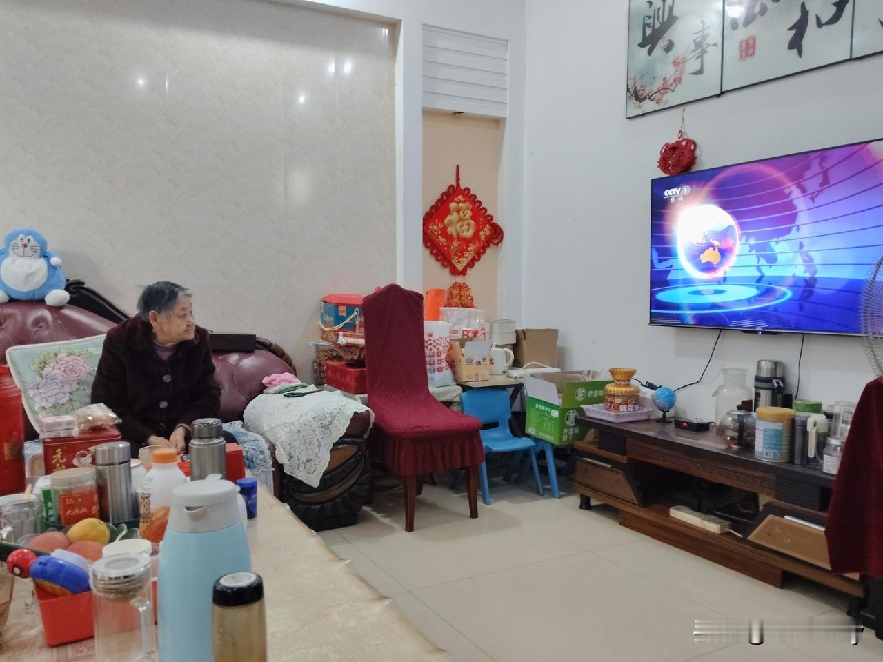 91岁老母亲挺关心政治的，早上7：00起床后，第一件事情，总是打开电视，看一下早