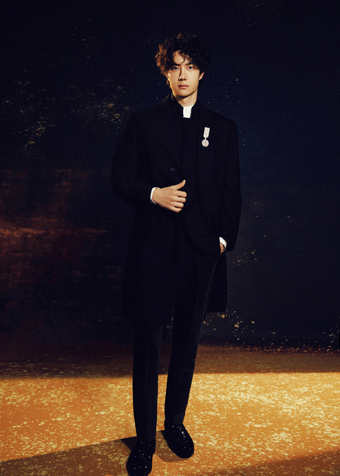 王一博身后光影王一博墨色新中式 王一博身后光影，王一博墨色新中式，王一博微博之夜