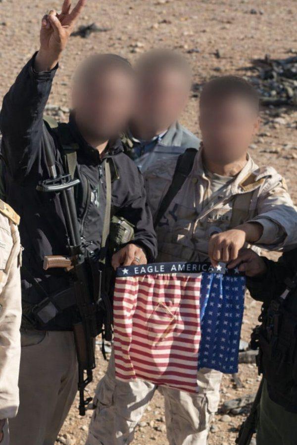 美国大兵挺幽默，短裤采用仿美国国旗的颜色设计，标识语EAGLE AMERICA“