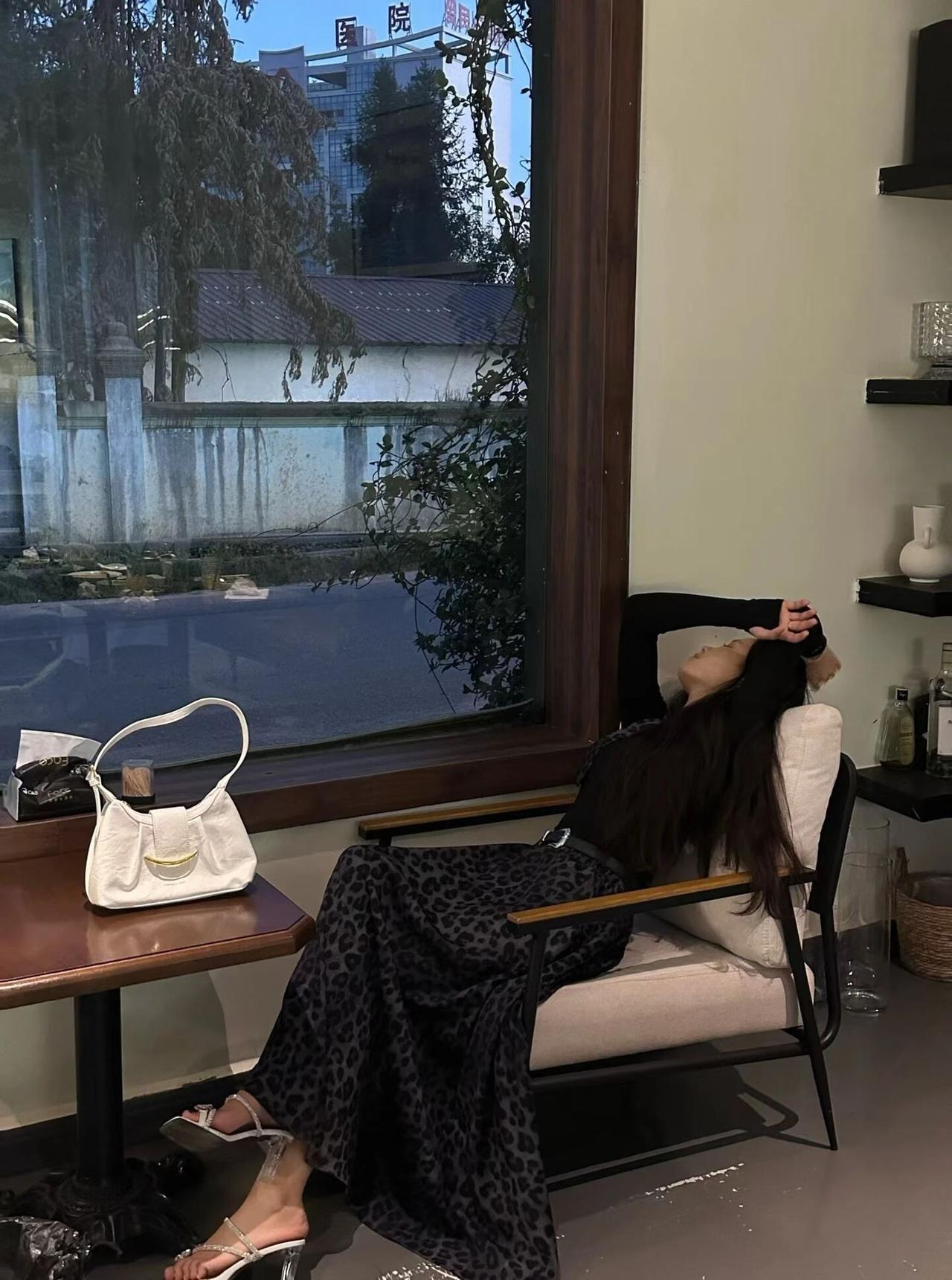 窗明几净，静听风声。