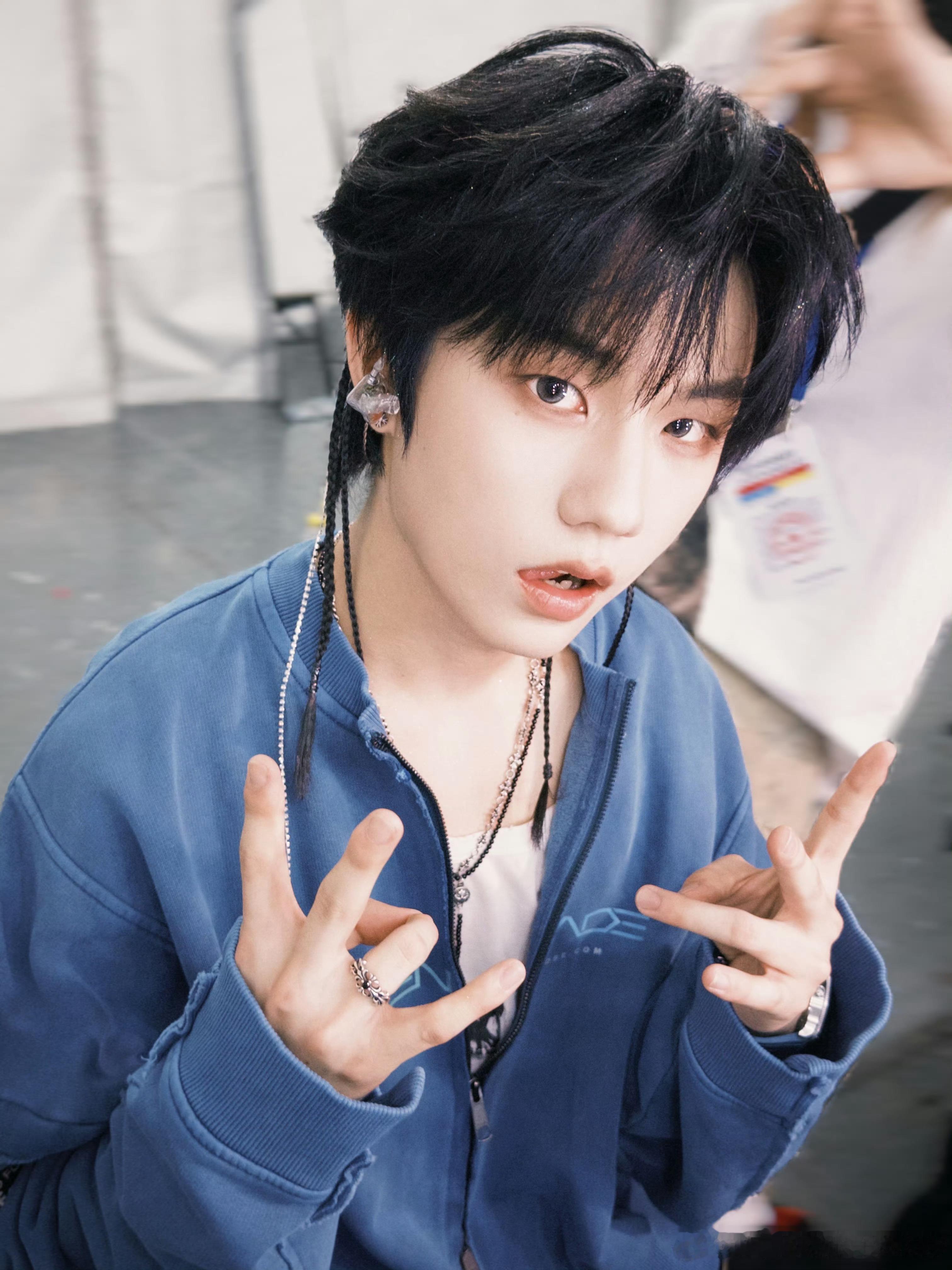 张子墨抢妆时候的抓拍 哇塞张子墨这状态好好，抢妆时候的抓拍都这么帅，个人演唱会的