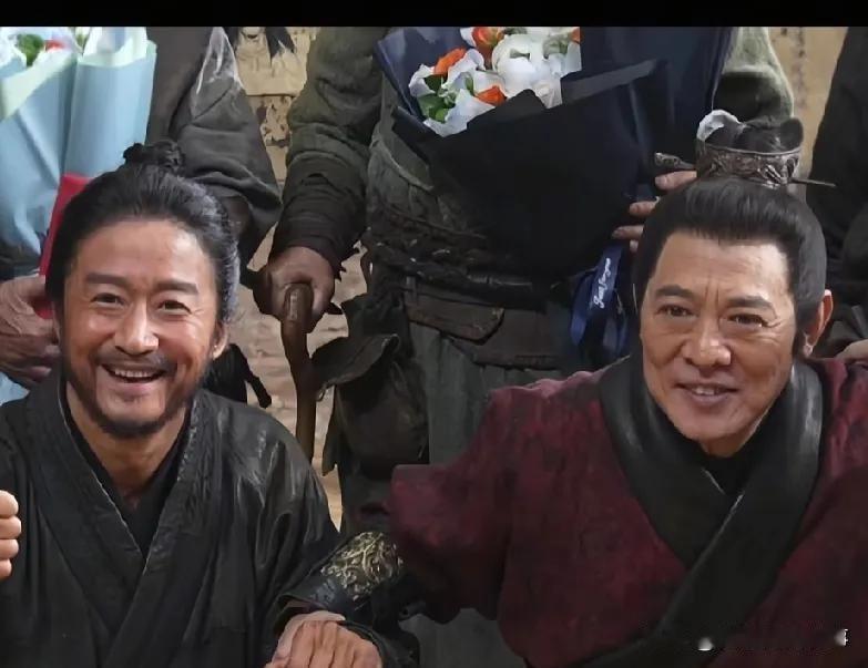 江湖地位直接卡死角色选择，甄子丹直接拒绝《镖人》主演。
    吴京身兼监制主演