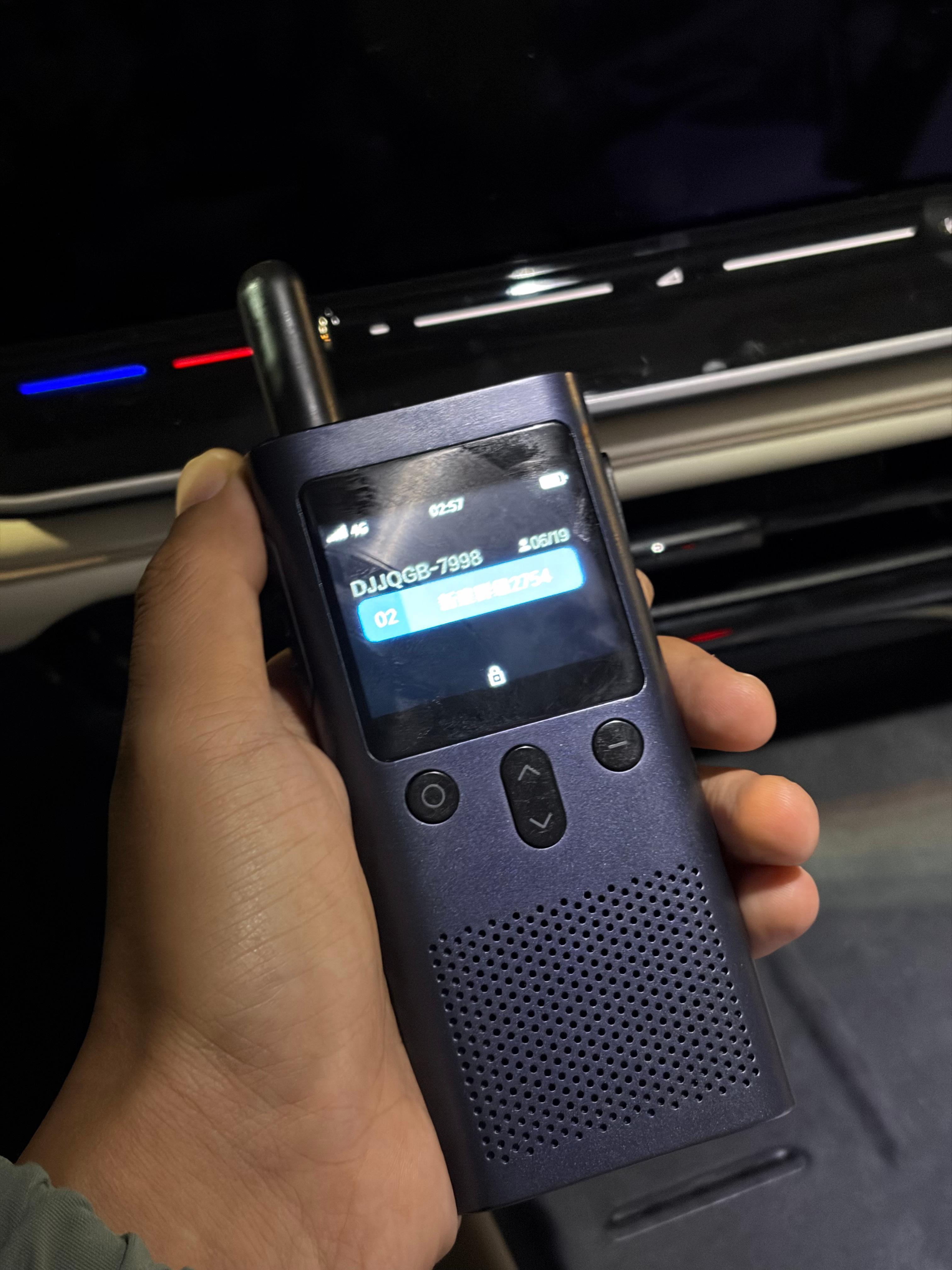 今天凌晨的大众耐力赛，全程用的都是小米的对讲机。一堆车直接拉个群组，真方便 