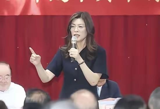 郑丽文要给日本熊本捐钱，网上直接炸了。7月28日熊本强震，34人遇难，九千多人挤
