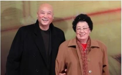 一次，陈丽华与客户谈生意，迟重瑞看不惯客户的表现，插了几句话。陈丽华当时什么也没