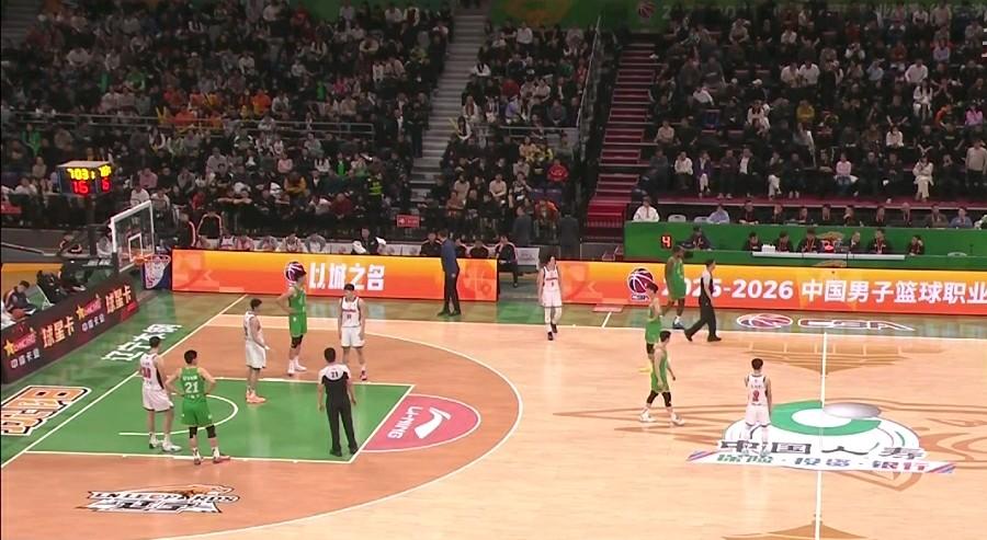 球可以输，气势不能输！

在辽宁主场迎战广东东阳光的比赛中：发生极其疯狂的一幕：