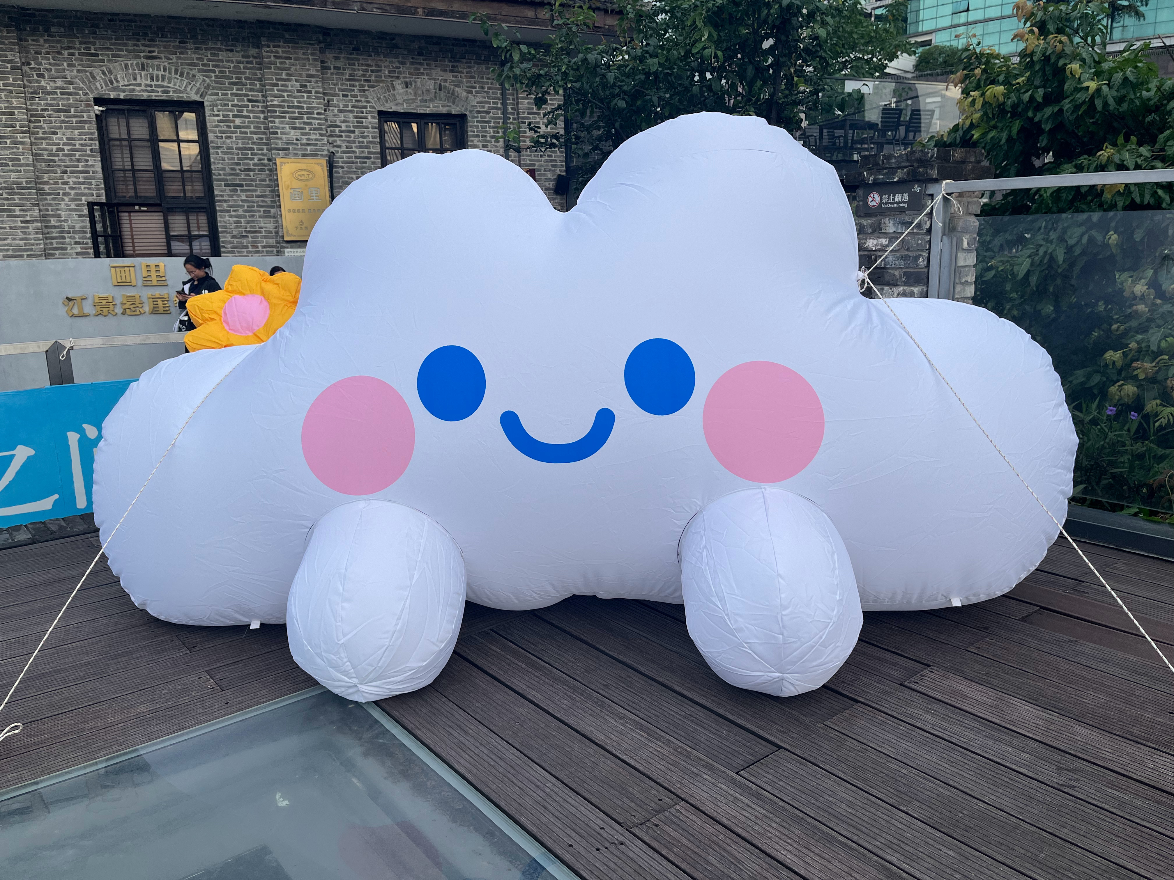 每日一句走心语录  我们都是在雨里学会撑伞的人，后来才发现，那些淋过的雨，让心里
