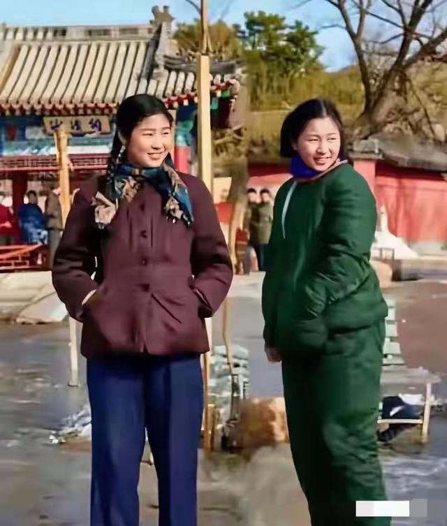 姐俩年轻时的合影照片，你能认出他们是谁吗？