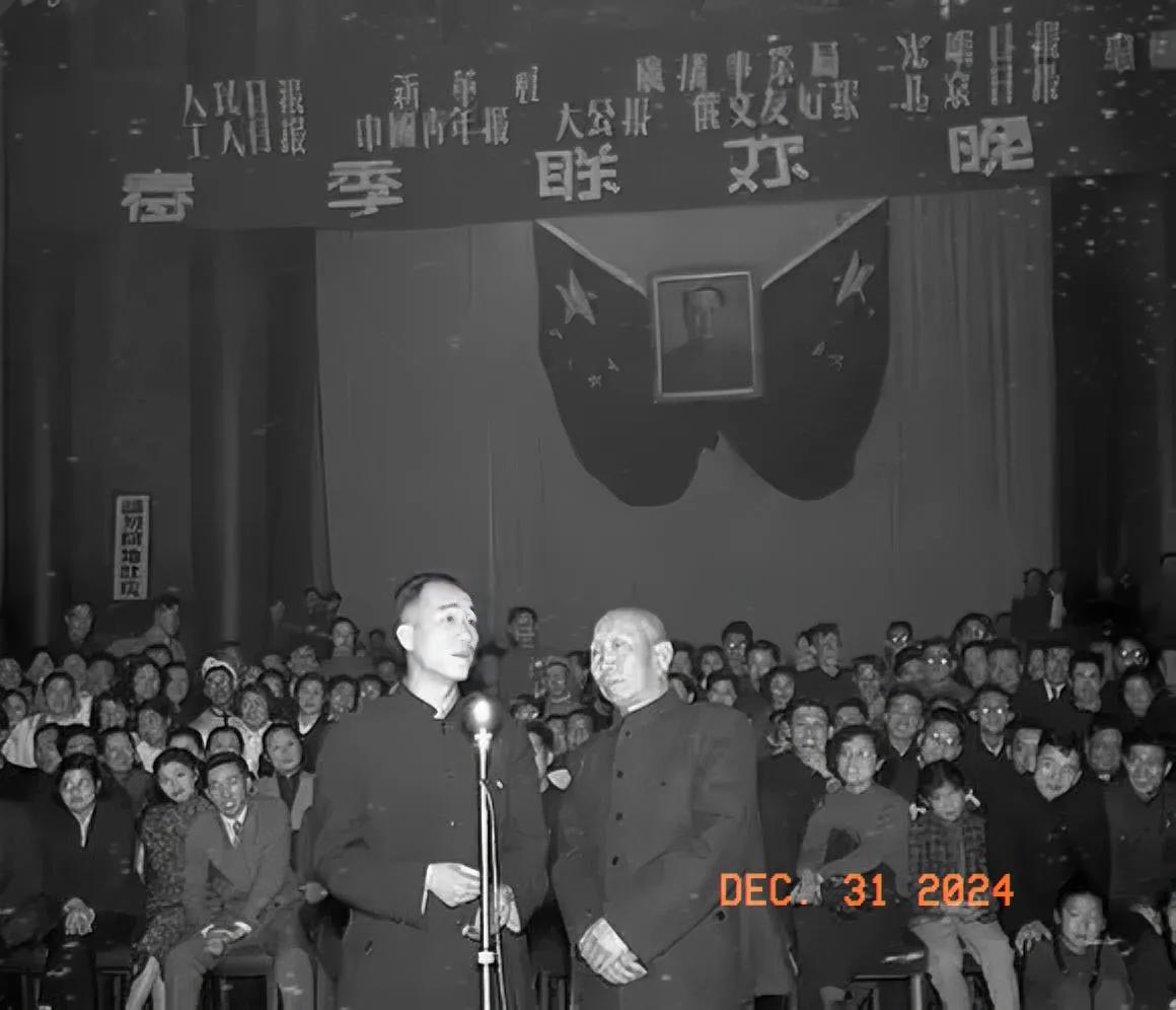 这是最早的春节联欢晚会，迄今为止已经是68年的历史了。看看照片中有没有你的家人。