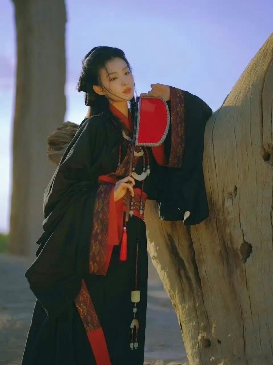 王楚然这组战国袍写真，简直美呆了！她的长相真的超百搭，什么妆造都能hold住，太