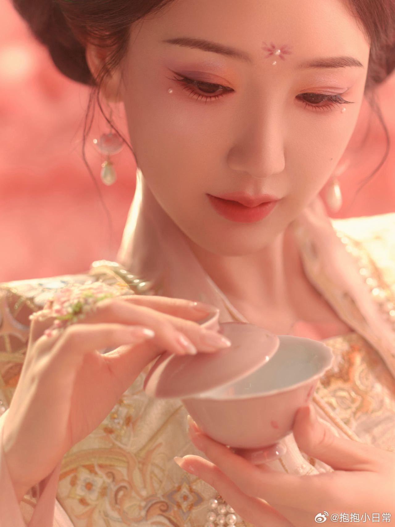 毛晓彤花神妆 毛晓彤这花神妆简直是春日天花板！把百花的灵气凝在脸上，沉浸式体验花