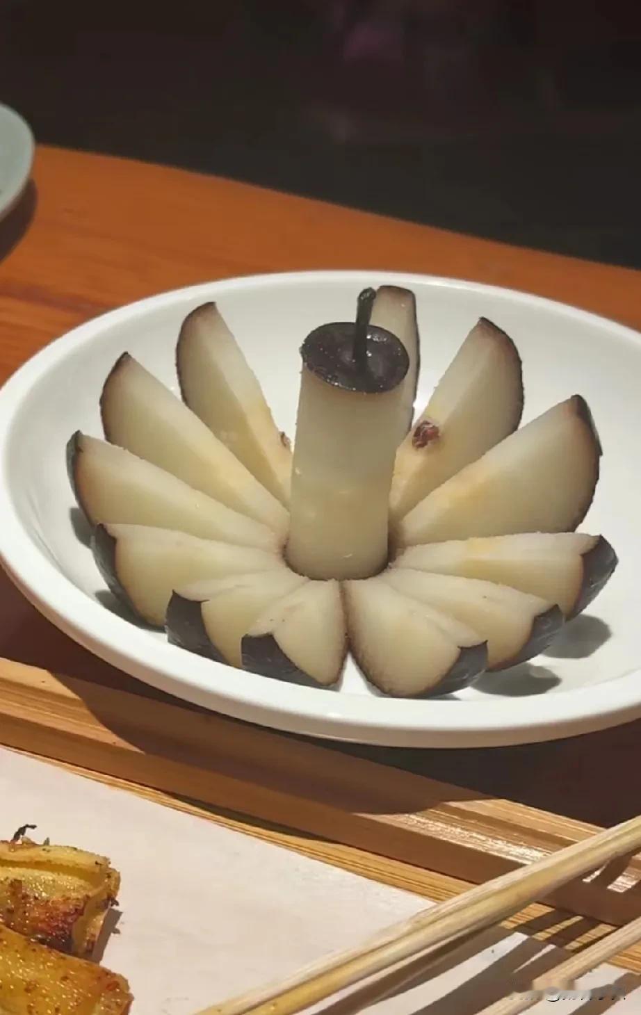 哈尔滨精致的冻梨摆盘让东北人集体破防了。
万万没想到吃了那么多年冻梨竟然可以精致