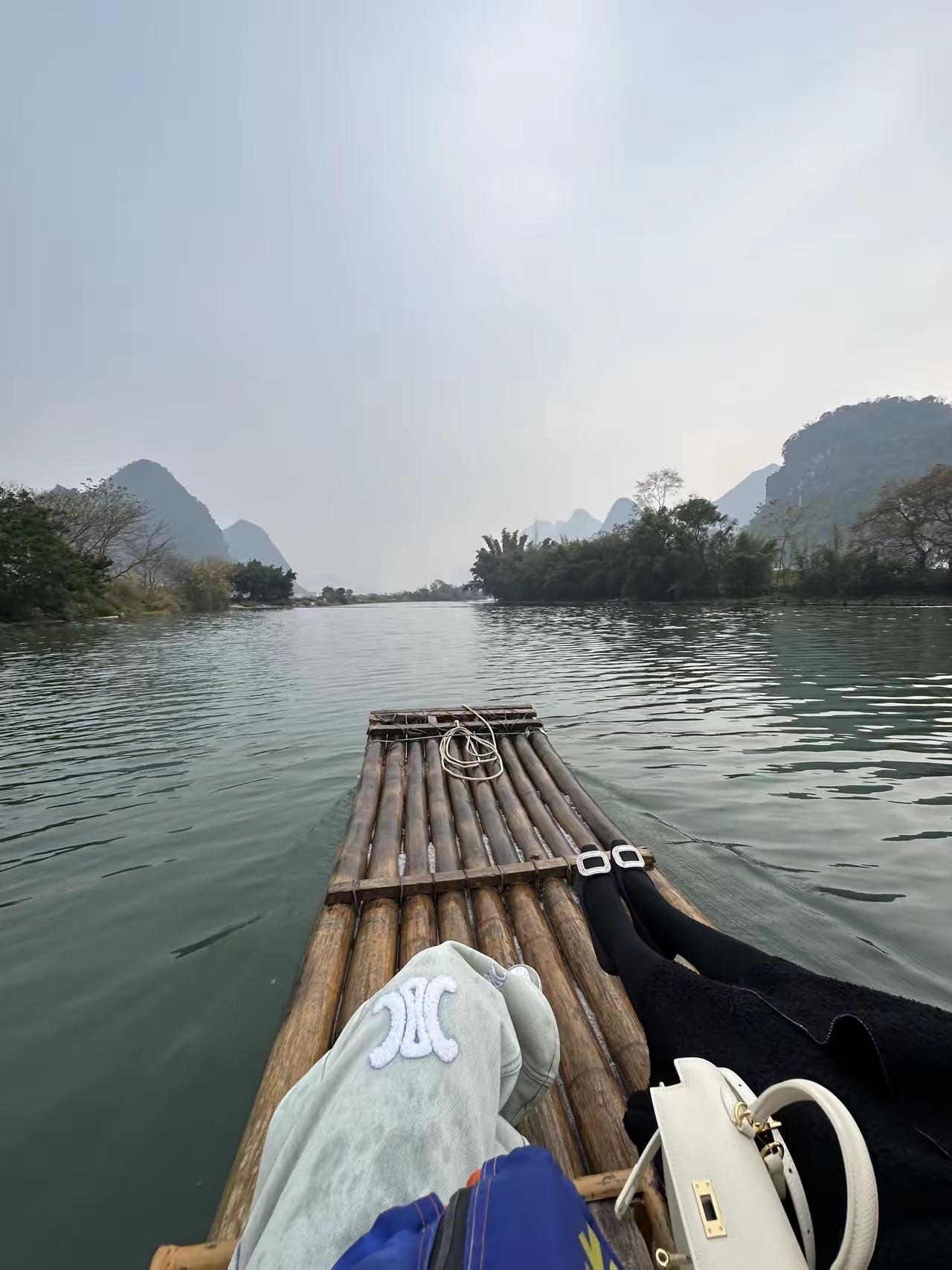 现在的年轻人胆子太大了。我表弟上个月把工作三年攒的八万块钱，全投进了一个奶茶加盟