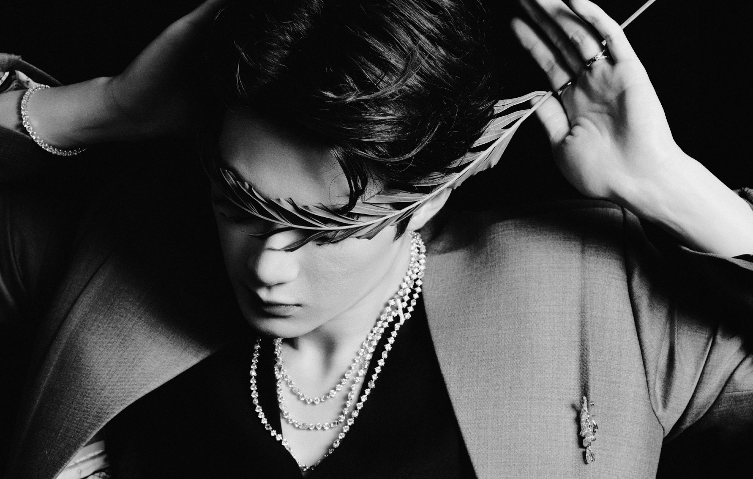 RogerVivier全球品牌代言人檀健次 首先，把今天的星品做一下，坚持星品影